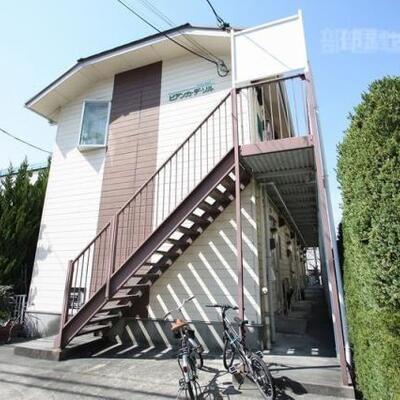 
						緑や花があり自然あふれた外観。