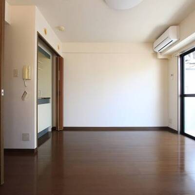 
						隠し扉でキッチンを隠せます。