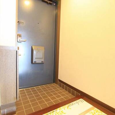 
						玄関広めの人気のお部屋。