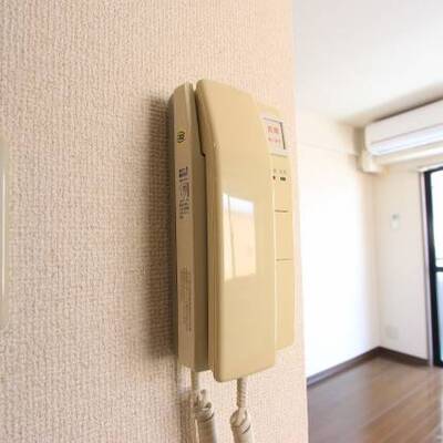
						ドアホンで来客も安心です。