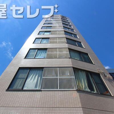 
						そびえ立つ高層マンション。