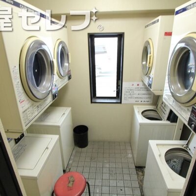 
						入口はこちらです。