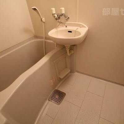 
						洗面付バスルーム