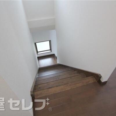 
						階段です。静かにあるきましょう。協調性の有る方入居募集中。