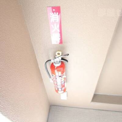 
						各階に消火器付いてます